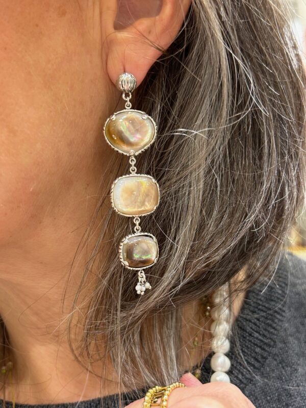 BOUCLES D'OREILLES SILENE Nacre Grise – Image 3